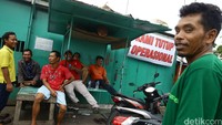 Pemicu mogok massal karena dibatasinya masa sewa selama 5 tahun yang tadinya selama 20 tahun. Selain itu tarif sewa lahan di Pelabuhan Muara Baru naik drastis hingga 450% selama 5 tahun ke depan.