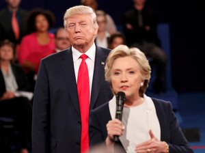 Momen Aneh Saat Trump Berdiri di Belakang Hillary dalam Debat Capres AS