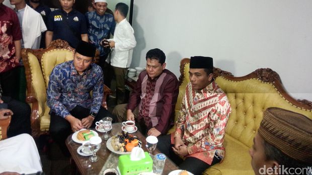 Agus dan Sylviana ke Ponpes Asshidqiyah (Foto: Fida/detikcom)