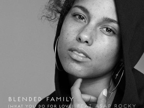 Tampil Tanpa Makeup, Alicia Keys Sebenarnya Pakai Produk Alis dan Bedak