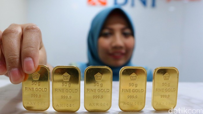 Pegawai BNI Syariah Rasuna Said Jakarta menunjukan logam mulia emas Antam, Senin (10/10/2016).  Menurut catatan Antam, harga emas atau Logam Mulia milik PT Aneka Tambang Tbk (Antam) hari ini stagnan di Rp 599.000/gram hari ini. Sementara harga pembelian kembali atau buyback dibuka naik Rp 1.000/gram.
