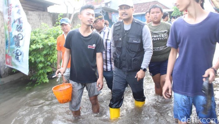 Banjir di Trosobo Setinggi 60 Cm Membuat Kendaraan Mogok