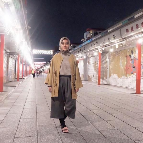 desainer hijab pakai outer panjang
