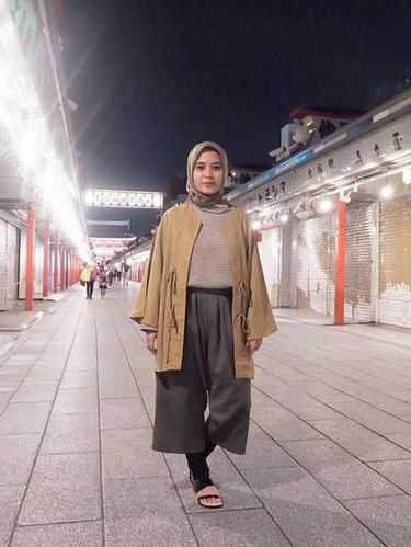 Tips Berbusana di Musim Hujan dengan Outer Panjang ala 5 Desainer Hijab