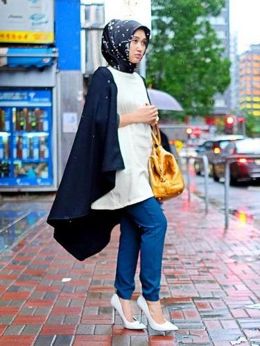 Tips Berbusana di Musim Hujan dengan Outer Panjang ala 5 Desainer Hijab