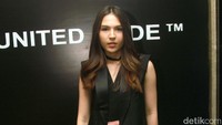 Ibu satu anak itu tampil dengan blazer tanpa lengan serta dress dan heels hitam. Pool/Gus Mun/detikFoto.