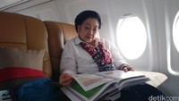 Diperjalanan ke Blitar tersebut, Ahok naik satu pesawat bersama Megawati Soekarnoputri.
