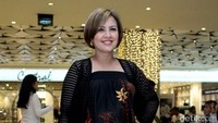 Istri dari Surya Saputra itu tampil dengan outer hitam, dress batik dan sepatu berwarna coklat. Pool/Ismail/detikFoto.