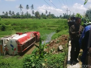 Hindari Roda Dua, Truk Tangki Pertamina Penuh Solar Terjun ke Persawahan