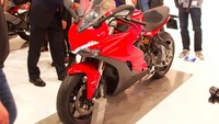 Motor sport yang diklaim Ducati enak dipakai harian dan untuk balapan ini memiliki mesin dengan tenaga 113 daya kuda, dan menghasilkan kurva torsi yang linear di puncaknya 96,7 Nm pada 6.500 rpm. Foto: Dadan Kuswaraharja