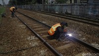Pekerjaan beresiko tersebut dilakukan sangat teliti dan hati-hati.