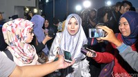 Puput tetap diam meskipun para wartawan mencecarnya dengan pertanyaan soal rumah tangganya tersebut. Pool/Noel/detikFoto.