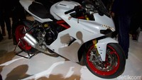 Temperamen motor bisa diatur lewat 3 mode. Kalau mau galak tinggal pilih mode Sport, kalau untuk nyantai pilih mode Touring. Kalau ingin berkendara di dalam kota pilih mode Urban. Motor bisa dipakai di berbagai kesempatan. Foto: Dadan Kuswaraharja