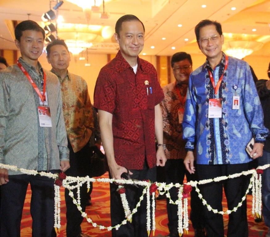 Diskusi Lintas Generasi di Indonesia Knowledge Forum