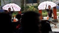 Beberapa anak menawarkan jasa ojek payung di kawasan Kebon Sirih, Jakarta, Senin (10/10/2016).