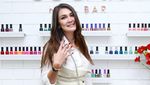 Sandra Dewi Berseri-seri, Puput Melati Terobos Hujan Bersama Putri Bungsunya