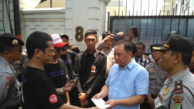 Kecam Duterte, Massa Korban Napza Demo di Depan Kedubes Filipina