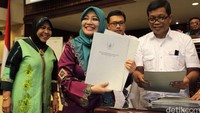 Adapun yang mendaftarkan diri menjadi pimpinan DPD kaukus Indonesia Barat tidak sama persis seperti yang direkomendasikan tim kajian.