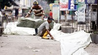 Pekerja membeton Jalan Letda Natsir.
