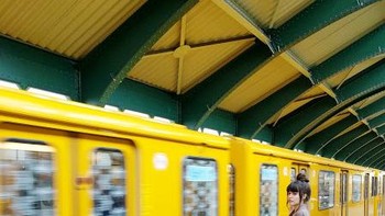 Foto gadis menunggu kereta yang direkam fotografer Google dengan Google Pixel. Foto: Google