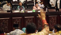 Di awal rapat, sejumlah senator ada yang memprotes soal pemilihan pengganti Irman Gusman ini. Padahal dalam rapat paripurna sebelumnya sudah diputuskan pemilihan akan dilakukan hari ini.