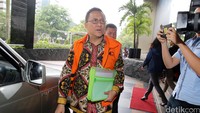 Diseru sejumlah awak media, Irman nampak mengenakan atasan batik.