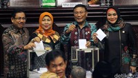 Ada tiga calon Ketua DPD, yakni GKR Hemas, Farouk Muhammad, dan M Saleh. Nama terakhir baru terpilih menjadi Pimpinan DPD, dua nama belakangan adalah Pimpinan DPD sejak Irman menjadi Ketua.