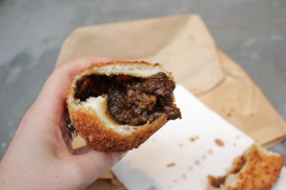 Dingin-dingin Enaknya Makan <i/>Curry Bread Wagyu</i> Buatan Toyofuku