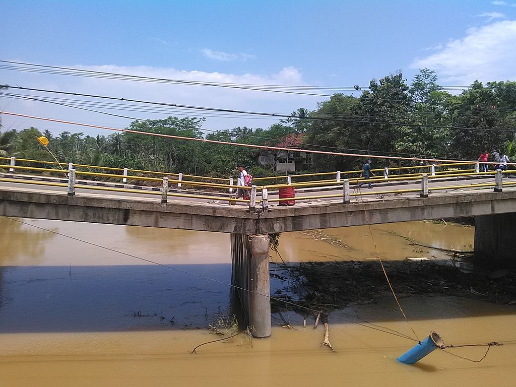 Warga Masih Nekat Melintas Jembatan yang Ambles di Pangandaran