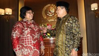 Siti Nurbaya disambut oleh Ade Komarudin.