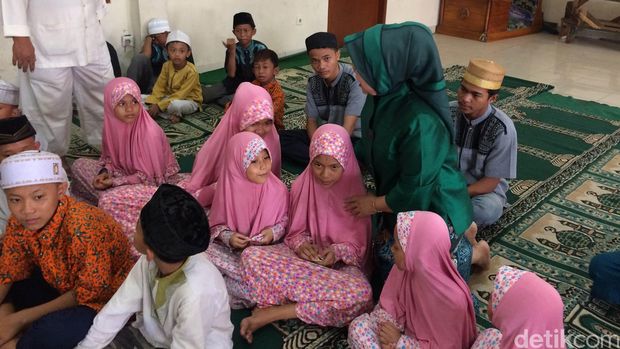 Sylviana Murni di Masjid Luar Batang (Foto: Bisma Alief/detikcom)