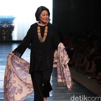 Koleksi Alleira dengan Eksplorasi Batik Jawa, yang mengusung tema Yavadvipa yang bertempat di Ballroom Dharmawangsa Hotel. Jakarta. [Foto: Mohammad Abduh/Wolipop]