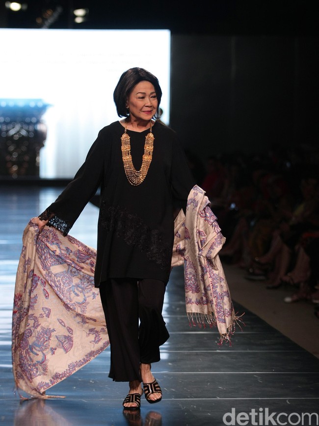Koleksi Alleira dengan Eksplorasi Batik Jawa, yang mengusung tema Yavadvipa yang bertempat di Ballroom Dharmawangsa Hotel. Jakarta. [Foto: Mohammad Abduh/Wolipop]