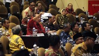 Saat kandidat calon mengambil formulir, sidang pun diskors sebentar. Namun sejumlah anggota DPD ada yang mengajukan protes setelah melihat contoh surat suara karena dalam surat suara tersebut, pemilih diminta menuliskan nama calon yang dipilihnya.