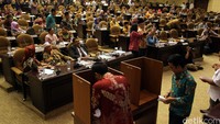 Para senator memberikan haknya pada pemungutan suara yang digelar di Ruang Rapat Paripurna DPD, Kompleks Parlemen, Senayan, Jakarta, Selasa (11/10/2016) malam.