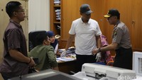 Dalam penangkapan ini polisi menangkap AR, AD, D, T dan NM. Diduga uang ini untuk urus masalah perizinan di Ditjen Perhubungan Laut.