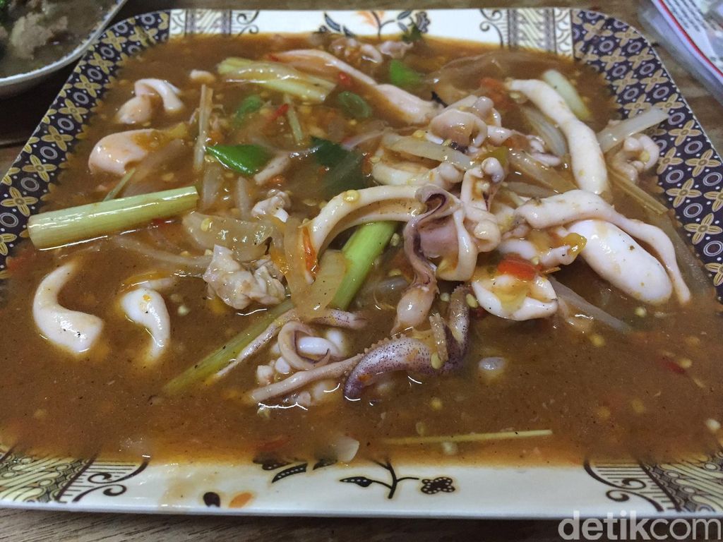 RM Indo Gaya Rasa: Gurih Hangat Bihun Goreng Ayam dan Martabak Duren Keju
