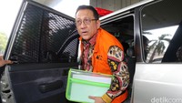 Irman Gusman diperiksa penyidik KPK dalam kasus dugaan suap pengurusan kuota gula impor di Sumatera Barat.