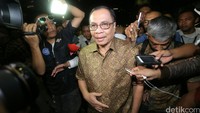 Mantan Direktur Jenderal Kependudukan dan Catatan Sipil Kementerian Dalam Negeri, Irman diperiksa sebagai tersangka di Gedung KPK.