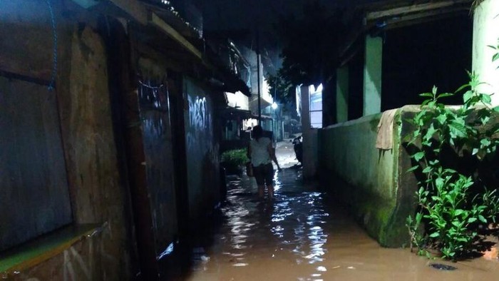 Banjir Setinggi 90 Cm Genangi Permukiman Warga di Pejaten Timur