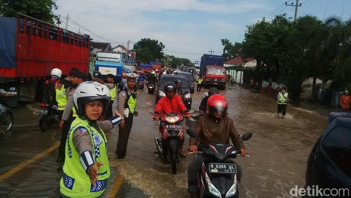 Aksi Berani Polwan Cantik Berjibaku di Tengah Banjir Pasuruan