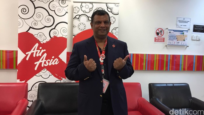 Tony Fernandes usai memberikan penghargaan pada atlet ASEAN yang meraih medali di Paralimpiade 2016