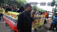 Belasan orang perwakilan warga Bombana, Sulawesi Tenggara, yang tinggal di Jakarta, unjuk rasa di depan kantor Badan Narkotika Nasional (BNN).