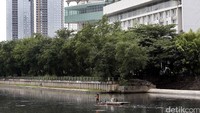 Waduk yang selalu dibersihkan tersebut berada di belakang pusat perbelanjaan Thamrin City.