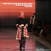 Koleksi Alleira dengan Eksplorasi Batik Jawa, yang mengusung tema Yavadvipa yang bertempat di Ballroom Dharmawangsa Hotel. Jakarta. [Foto: Mohammad Abduh/Wolipop]