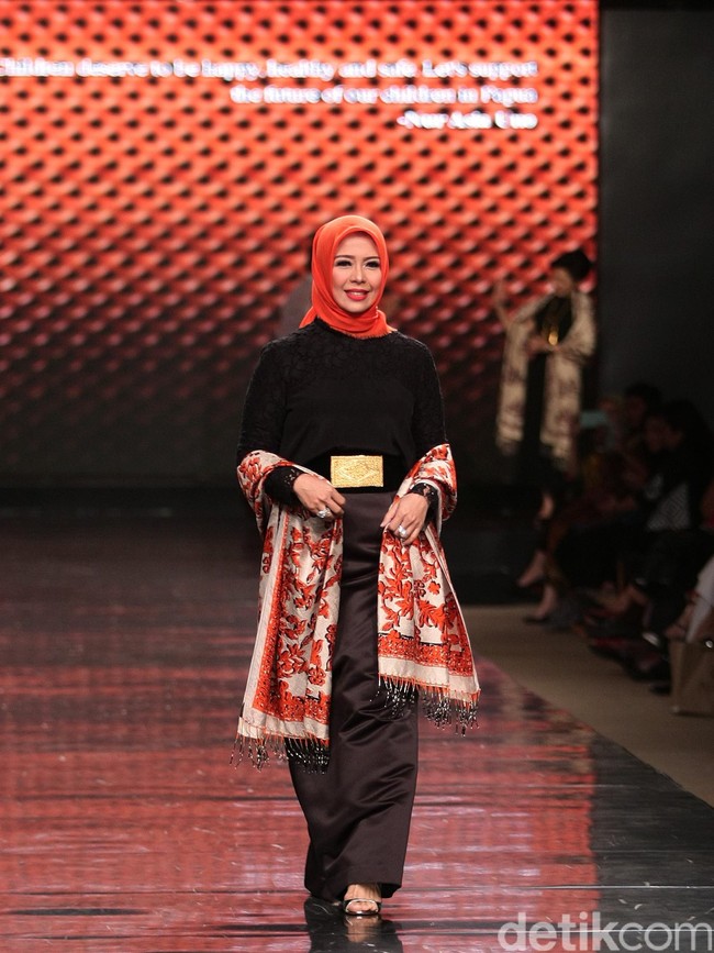 Koleksi Alleira dengan Eksplorasi Batik Jawa, yang mengusung tema Yavadvipa yang bertempat di Ballroom Dharmawangsa Hotel. Jakarta. [Foto: Mohammad Abduh/Wolipop]