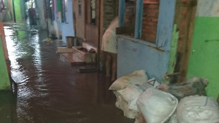 Banjir Juga Genangi Kampung Melayu, Warga Siaga