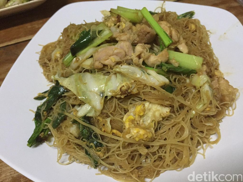 RM Indo Gaya Rasa Gurih Hangat Bihun  Goreng Ayam dan 