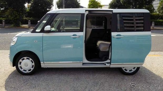 Pintu geser di kiri dan kanan