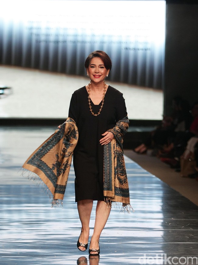 Koleksi Alleira dengan Eksplorasi Batik Jawa, yang mengusung tema Yavadvipa yang bertempat di Ballroom Dharmawangsa Hotel. Jakarta. [Foto: Mohammad Abduh/Wolipop]